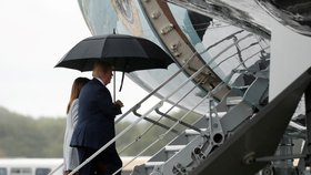Americký prezident Donald Trump a jeho žena Melania odlétají ze Skotska (15. 7. 2018)