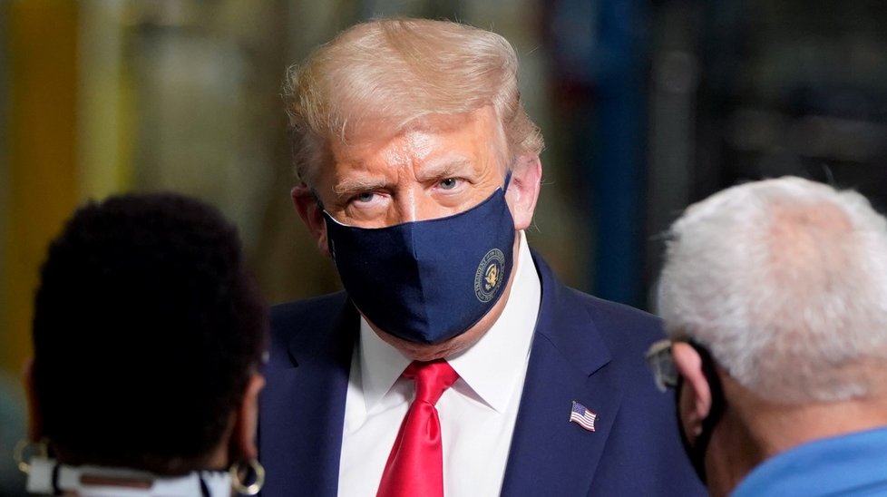 Prezident USA Donald Trump navštívil továrnu na pračky Whirlpool v Ohiu. Měl i roušku (8. 6. 2020)