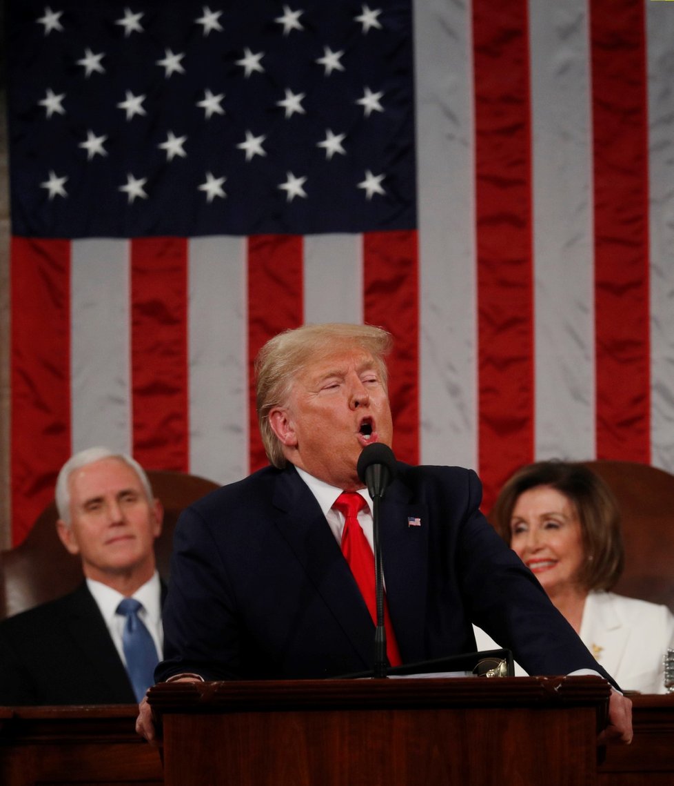 Prezident Donald Trump přednesl projev, šéfka Sněmovny Nancy Pelosiová pak vytištěnou verzi projevu roztrhala (5. 2. 2020)