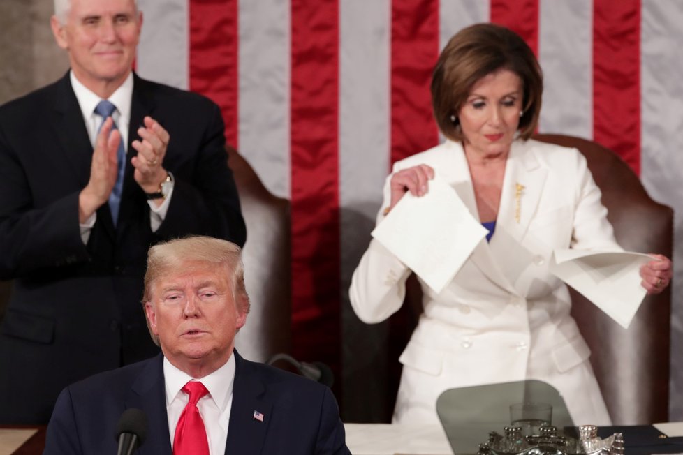 Prezident Donald Trump přednesl projev, šéfka Sněmovny Nancy Pelosiová pak vytištěnou verzi projevu roztrhala (5. 2. 2020)