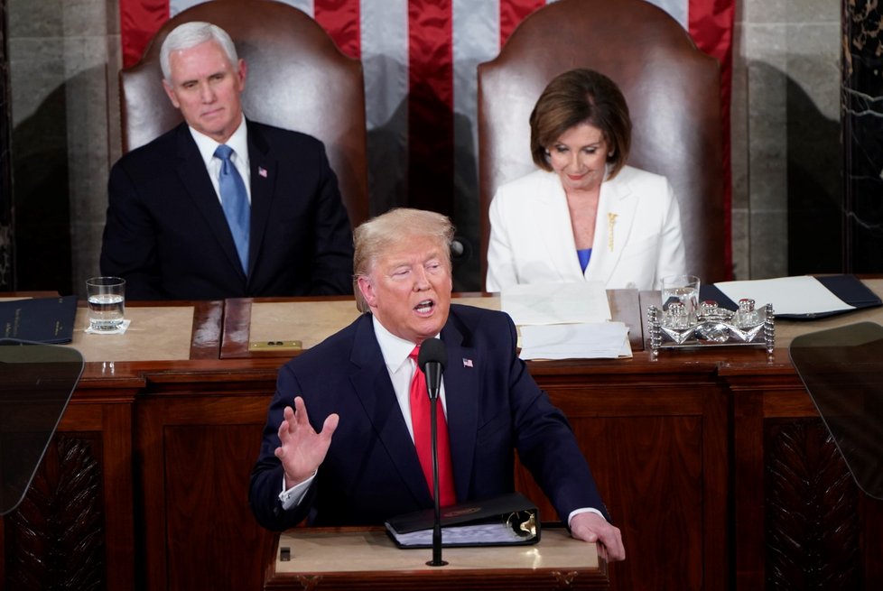 Prezident Donald Trump přednesl projev, šéfka Sněmovny Nancy Pelosiová pak vytištěnou verzi projevu roztrhala. (5. 2. 2020)