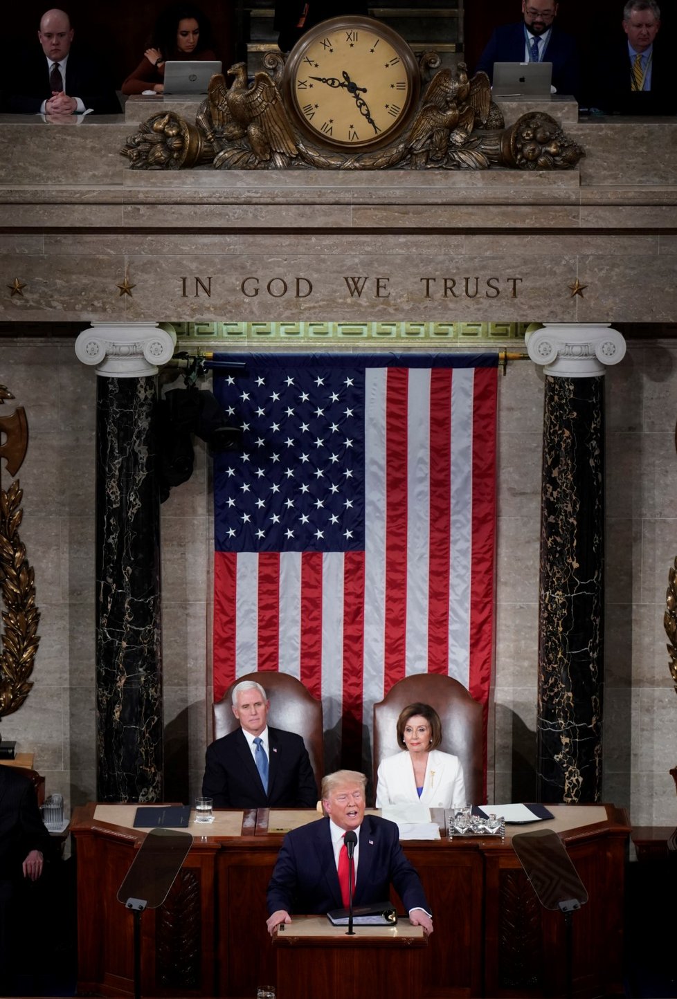 Prezident Donald Trump přednesl projev, šéfka Sněmovny Nancy Pelosiová pak vytištěnou verzi projevu roztrhala (5. 2. 2020)