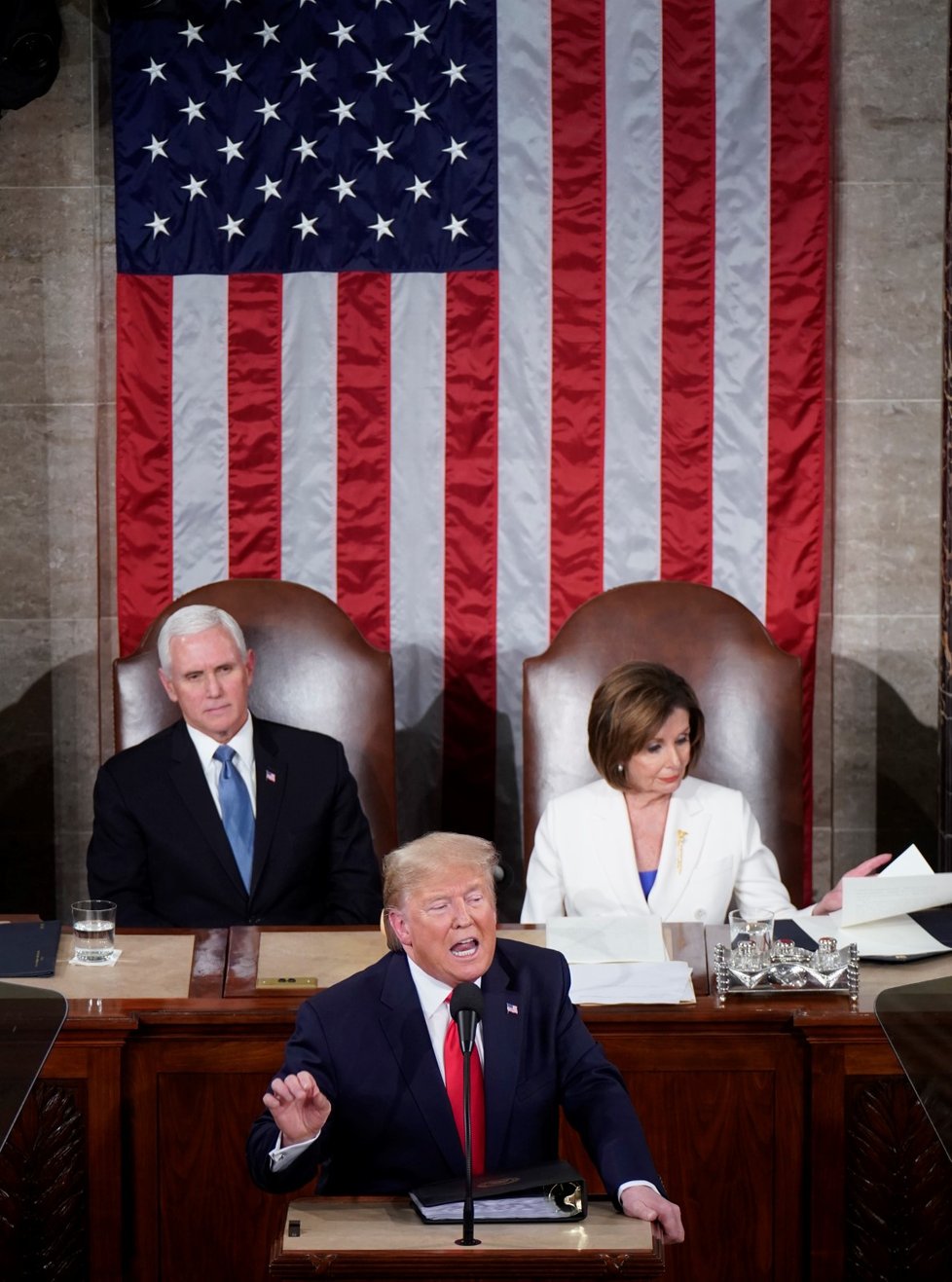 Prezident Donald Trump přednesl projev, šéfka Sněmovny Nancy Pelosiová pak vytištěnou verzi projevu roztrhala (5. 2. 2020)