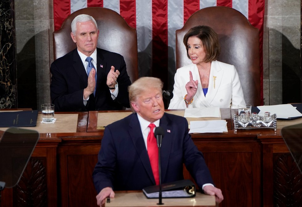 Prezident Donald Trump přednesl projev, šéfka Sněmovny Nancy Pelosiová pak vytištěnou verzi projevu roztrhala. (5. 2. 2020)