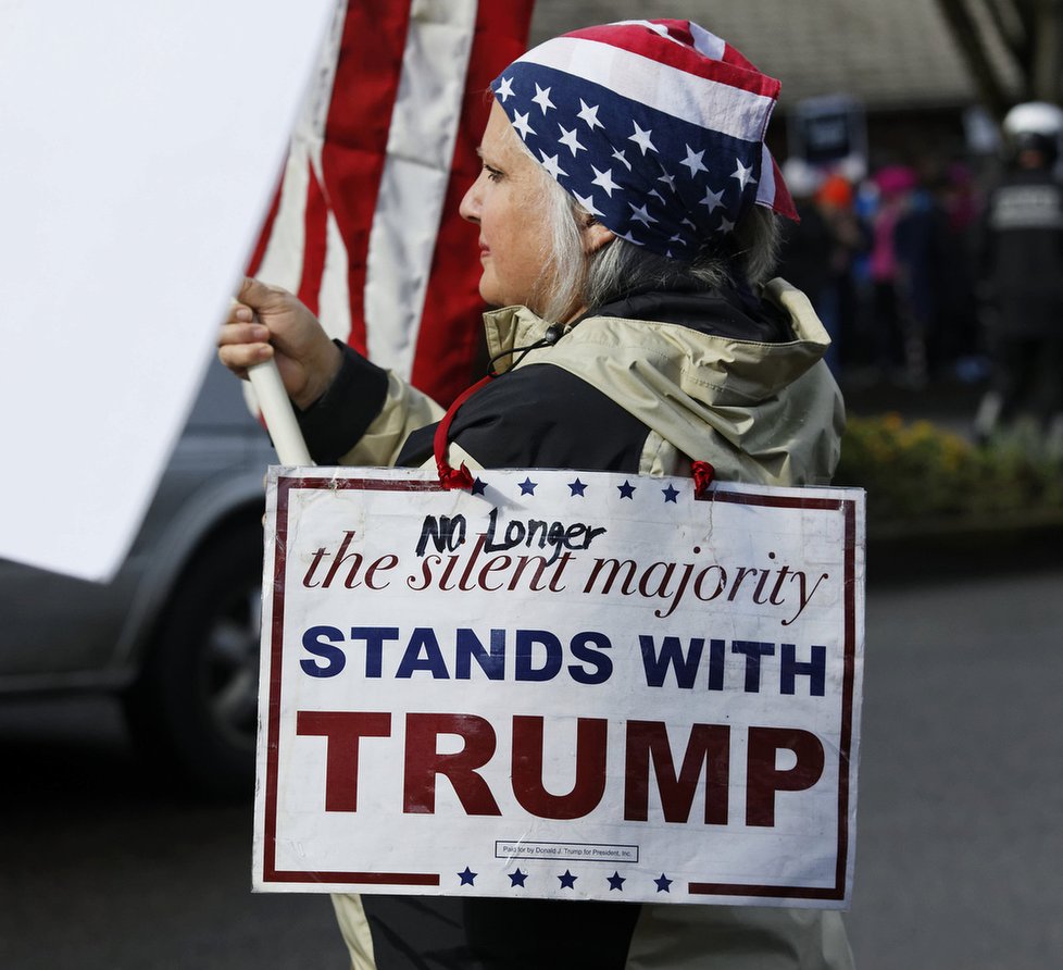 Na řadě míst Spojených států vyrazily v sobotu do ulic stovky lidí na podporu prezidenta Donalda Trumpa ve snaze hájit první kroky svého oblíbeného lídra ve funkci hlavy státu. V některých amerických státech dávali najevo nesouhlas Trumpovi odpůrci. Lake Oswego