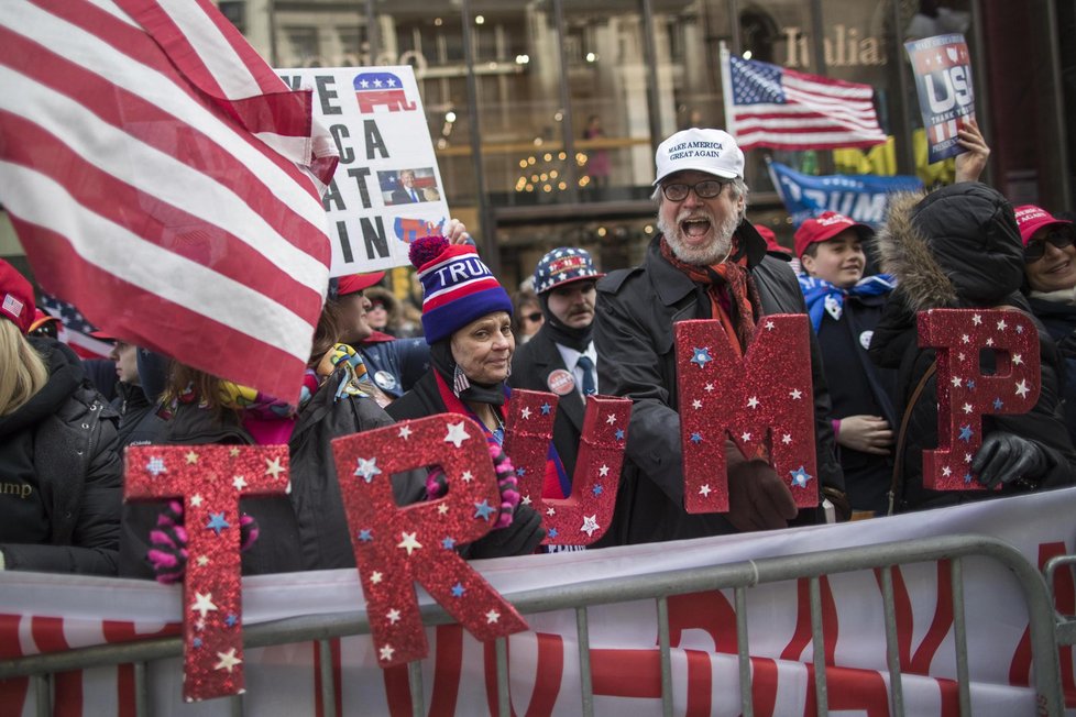 Na řadě míst Spojených států vyrazily v sobotu do ulic stovky lidí na podporu prezidenta Donalda Trumpa ve snaze hájit první kroky svého oblíbeného lídra ve funkci hlavy státu. V některých amerických státech dávali najevo nesouhlas Trumpovi odpůrci. New York