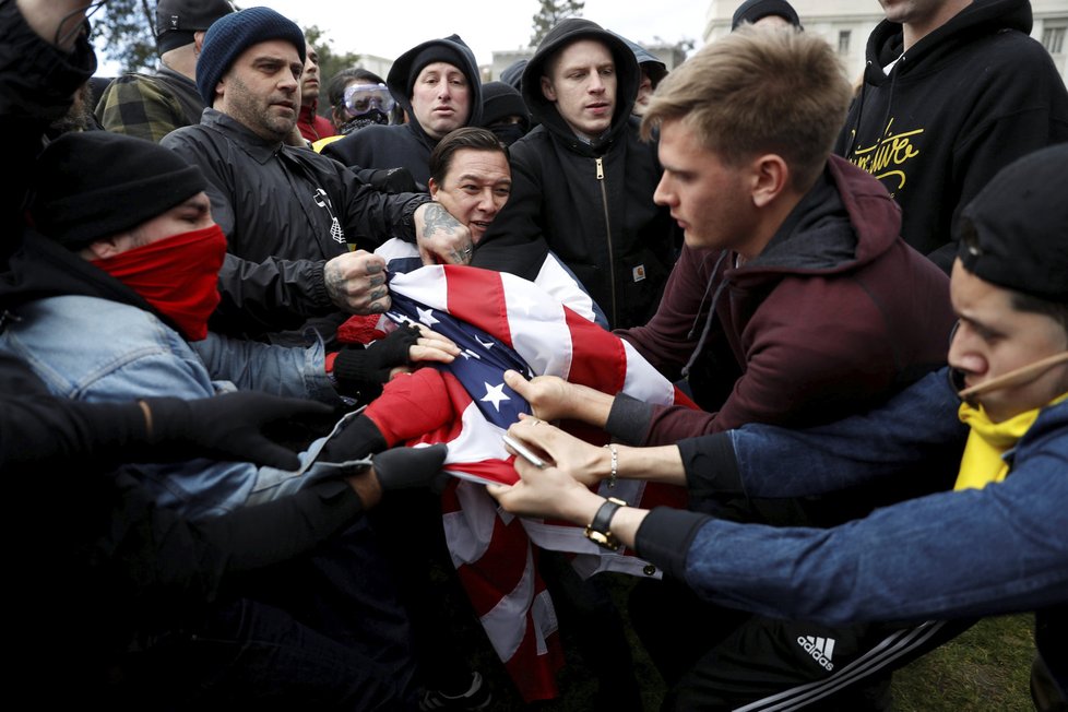 Na řadě míst Spojených států vyrazily v sobotu do ulic stovky lidí na podporu prezidenta Donalda Trumpa ve snaze hájit první kroky svého oblíbeného lídra ve funkci hlavy státu. V některých amerických státech dávali najevo nesouhlas Trumpovi odpůrci. Berkeley