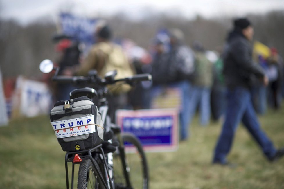 Na řadě míst Spojených států vyrazily v sobotu do ulic stovky lidí na podporu prezidenta Donalda Trumpa ve snaze hájit první kroky svého oblíbeného lídra ve funkci hlavy státu. V některých amerických státech dávali najevo nesouhlas Trumpovi odpůrci. Bensalem