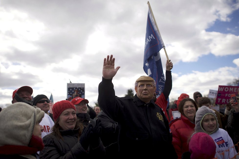 Na řadě míst Spojených států vyrazily v sobotu do ulic stovky lidí na podporu prezidenta Donalda Trumpa ve snaze hájit první kroky svého oblíbeného lídra ve funkci hlavy státu. V některých amerických státech dávali najevo nesouhlas Trumpovi odpůrci. Bensalem