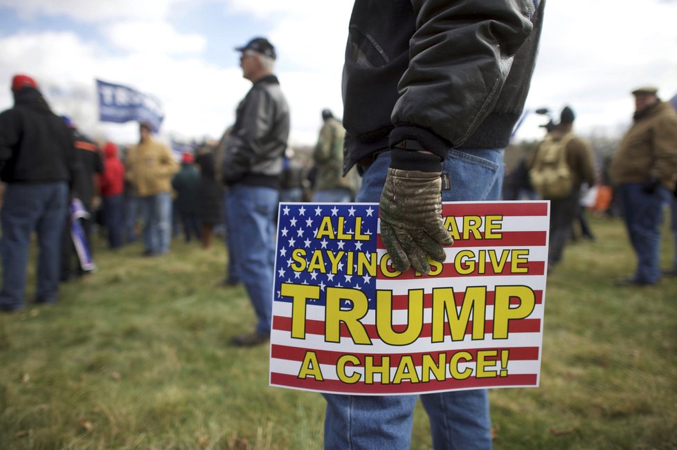 Na řadě míst Spojených států vyrazily v sobotu do ulic stovky lidí na podporu prezidenta Donalda Trumpa ve snaze hájit první kroky svého oblíbeného lídra ve funkci hlavy státu. V některých amerických státech dávali najevo nesouhlas Trumpovi odpůrci. Bensalem