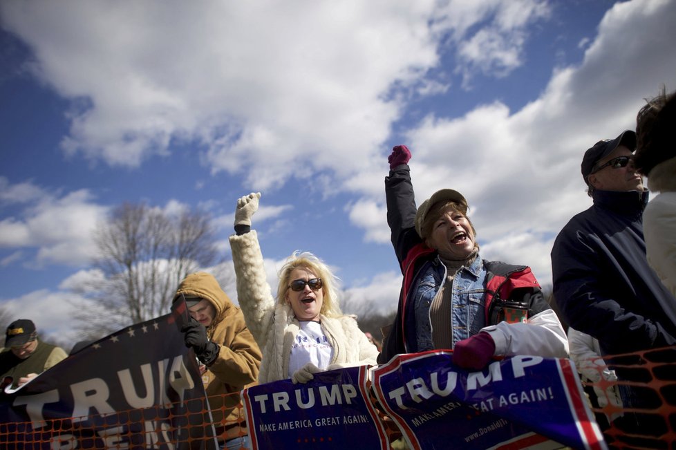 Na řadě míst Spojených států vyrazily v sobotu do ulic stovky lidí na podporu prezidenta Donalda Trumpa ve snaze hájit první kroky svého oblíbeného lídra ve funkci hlavy státu. V některých amerických státech dávali najevo nesouhlas Trumpovi odpůrci. Bensalem