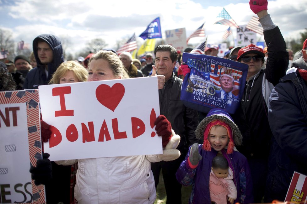 Na řadě míst Spojených států vyrazily v sobotu do ulic stovky lidí na podporu prezidenta Donalda Trumpa ve snaze hájit první kroky svého oblíbeného lídra ve funkci hlavy státu. V některých amerických státech dávali najevo nesouhlas Trumpovi odpůrci. Bensalem