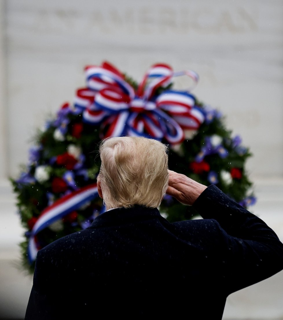 Trump poprvé po několika dnech vyšel na veřejnost, uctil veterány.