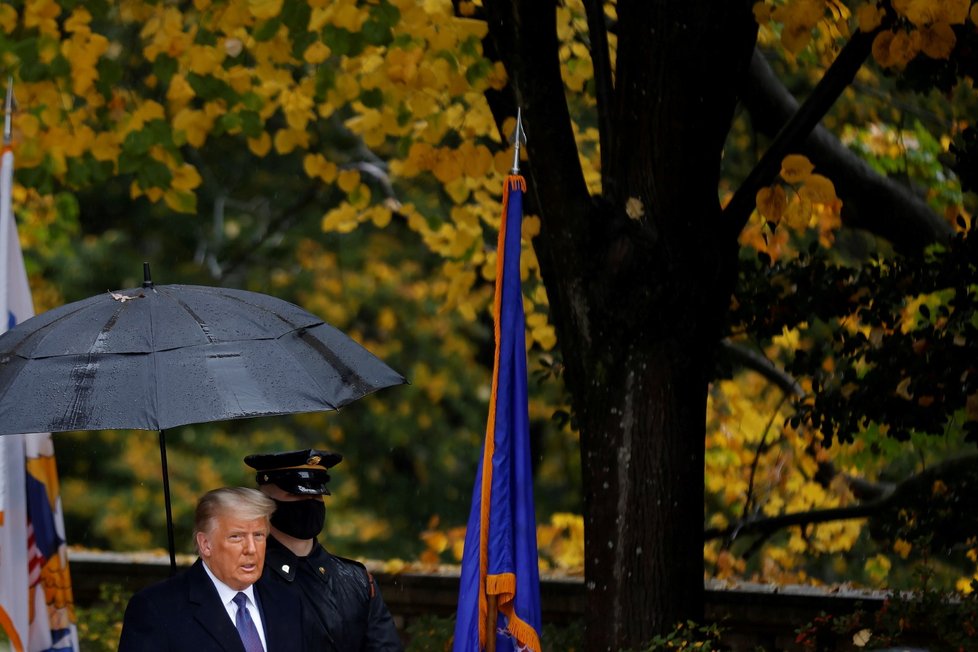 Trump poprvé po několika dnech vyšel na veřejnost, uctil veterány
