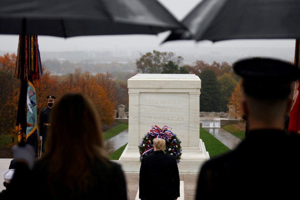 Trump poprvé po několika dnech vyšel na veřejnost, uctil veterány.