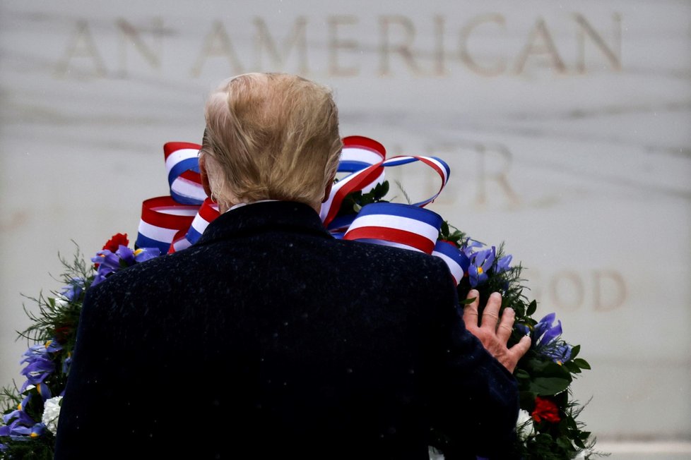 Trump poprvé po několika dnech vyšel na veřejnost, uctil veterány.