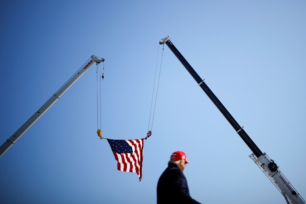 Trump i Biden mají za sebou první akce posledního dne kampaně. Prezident v Severní Karolíně avizoval vítězství, Biden v Ohiu mluvil o ukončení chaosu (2. 11. 2020).