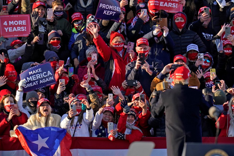 Trump i Biden mají za sebou první akce posledního dne kampaně. Prezident v Severní Karolíně avizoval vítězství, Biden v Ohiu mluvil o ukončení chaosu (2. 11. 2020).