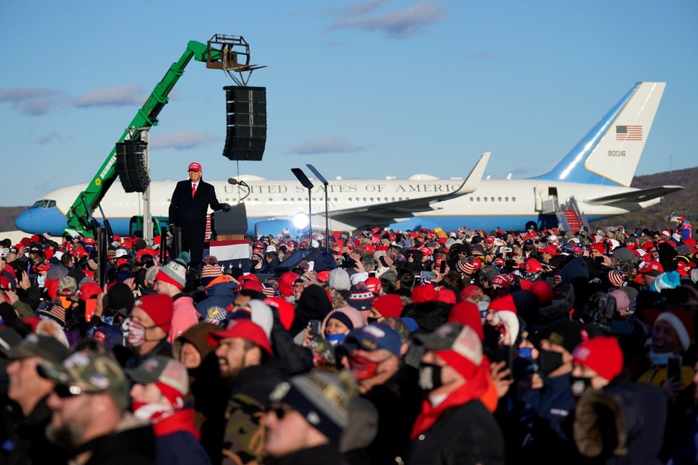 Trump i Biden mají za sebou první akce posledního dne kampaně. Prezident v Severní Karolíně avizoval vítězství, Biden v Ohiu mluvil o ukončení chaosu (2. 11. 2020).