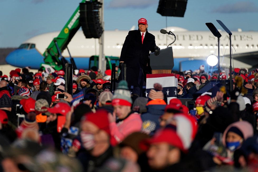 Trump i Biden mají za sebou první akce posledního dne kampaně. Prezident v Severní Karolíně avizoval vítězství, Biden v Ohiu mluvil o ukončení chaosu (2. 11. 2020).