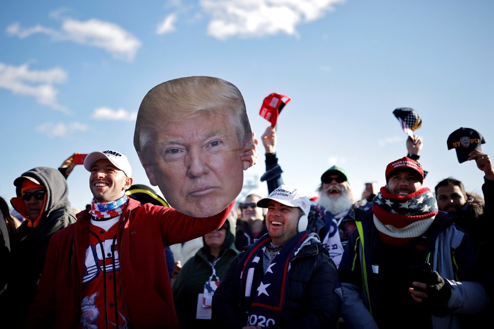 Trump i Biden mají za sebou první akce posledního dne kampaně. Prezident v Severní Karolíně avizoval vítězství, Biden v Ohiu mluvil o ukončení chaosu (2. 11. 2020).