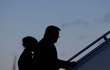 Odchod prezidenta Trumpa: Nástup prezidentského páru k poslednímu letu Air Force One (21. 01. 2021)