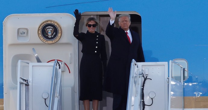 Odchod prezidenta Trumpa: Nástup prezidentského páru k poslednímu letu Air Force One (21. 01. 2021)