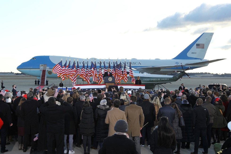 Odchod prezidenta Trumpa: Na letišti na něj čekala rodina a nejbližší (20.01.2021)