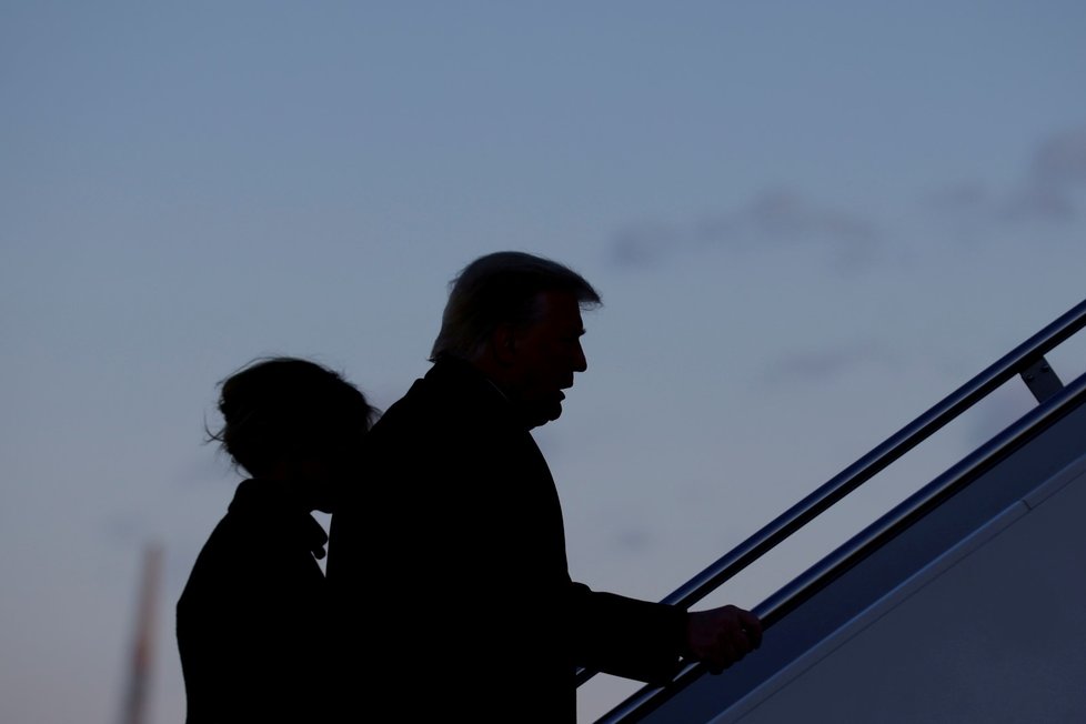 Odchod prezidenta Trumpa: Nástup prezidentského páru k poslednímu letu Air Force One (21. 1. 2021)