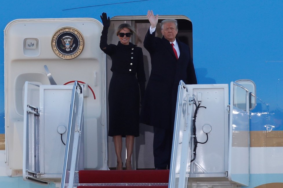 Odchod prezidenta Trumpa: Nástup prezidentského páru k poslednímu letu Air Force One (21. 01. 2021)