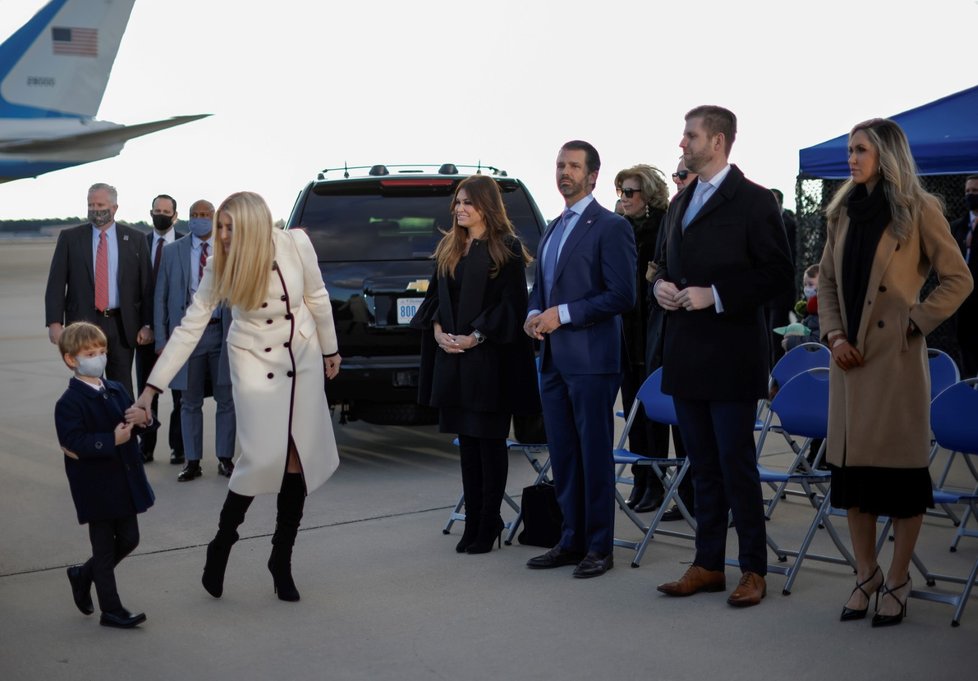 Odchod prezidenta Trumpa: Na letišti na něj čekala rodina a nejbližší (20.01.2021)