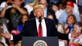 Trump smetl kritiky: Novináři nejsou v obraze. Plním jeden slib za druhým