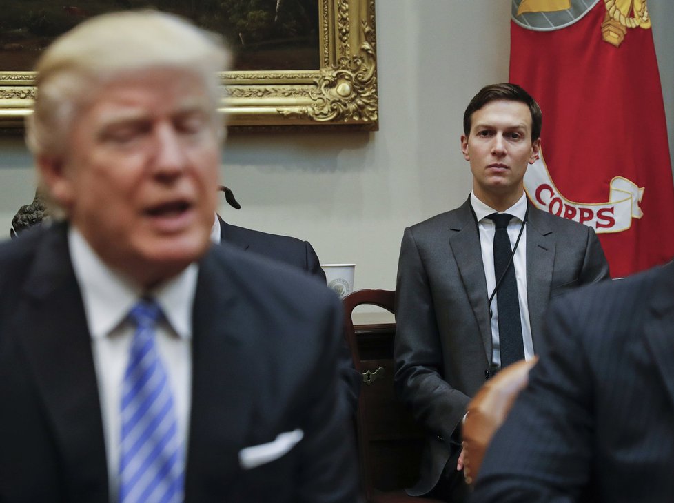 Kushner má vypovídat před senátním výborem pro tajné služby.