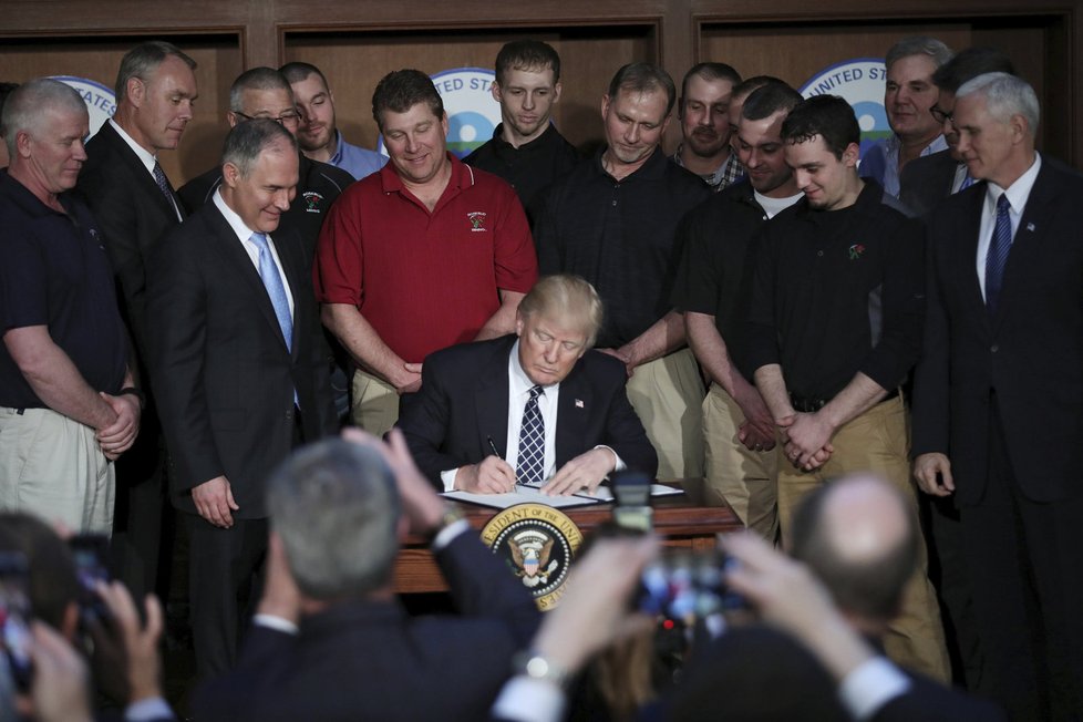 Trump podepsal dekret, který ruší část regulace ochrany ovzduší.