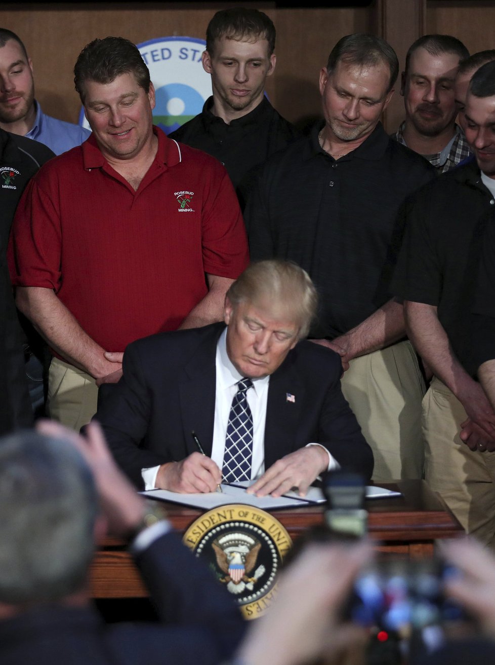 Trump podepsal dekret, kterým končí Obamovy ekologické regulace.