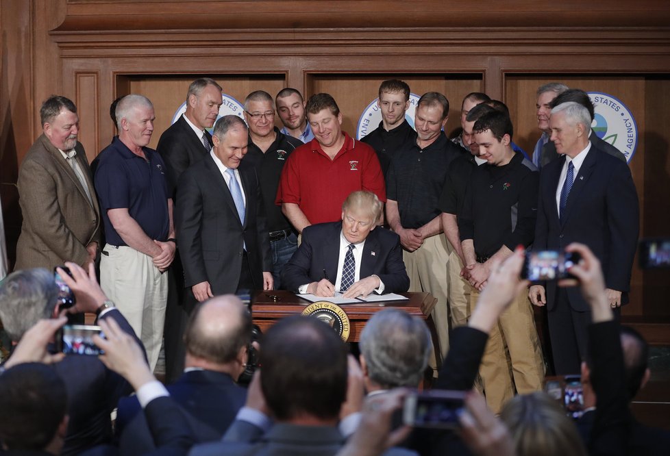 Trump podepsal dekret, kterým končí Obamovy ekologické regulace.