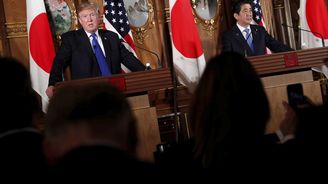 Éra trpělivosti se Severní Koreou je pryč, řekl Trump v Japonsku. Ministr Abe ho podpořil 