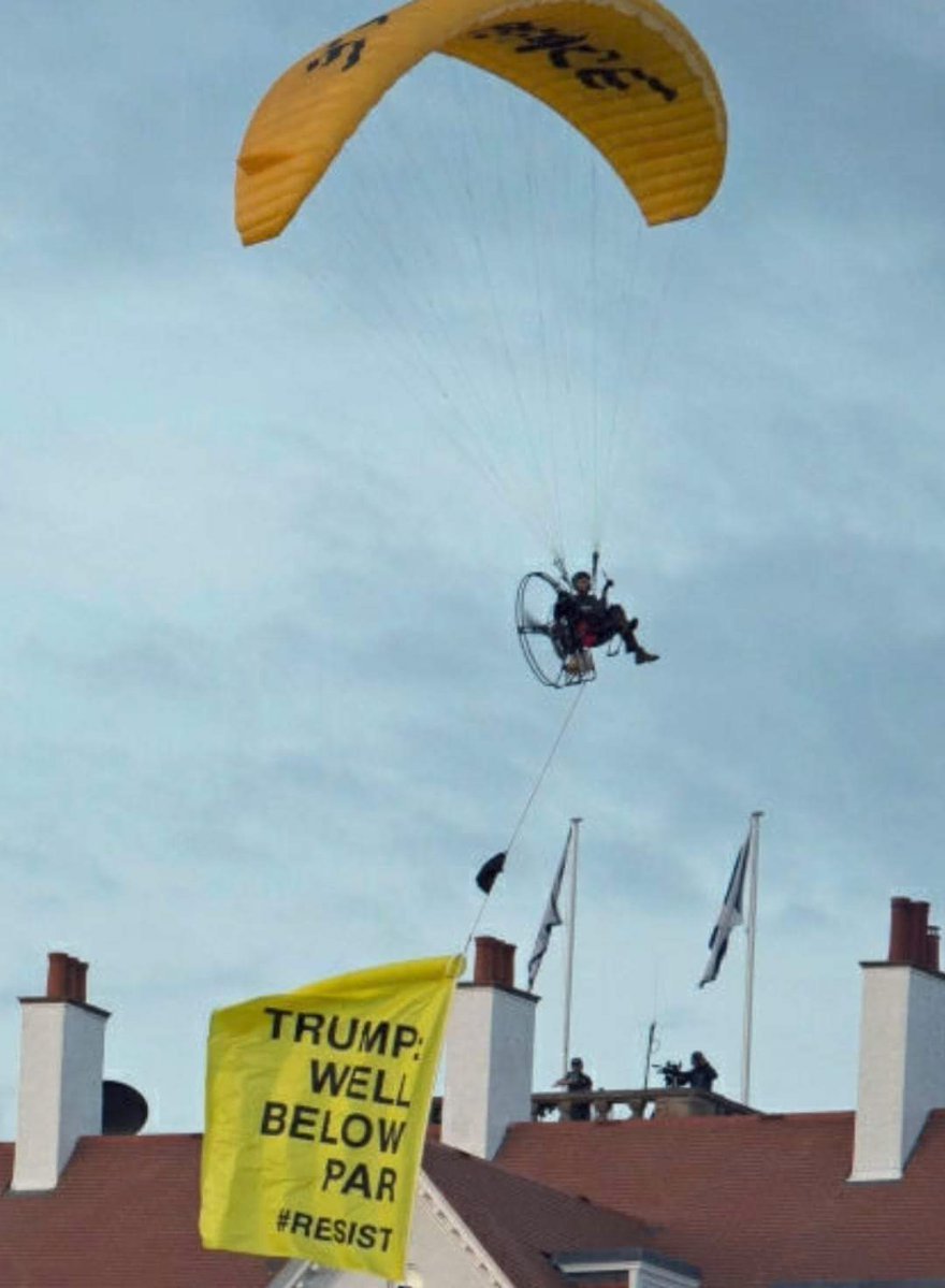 Ve Skotsku Trumpa překvapil létající demonstrant z Greenpeace.