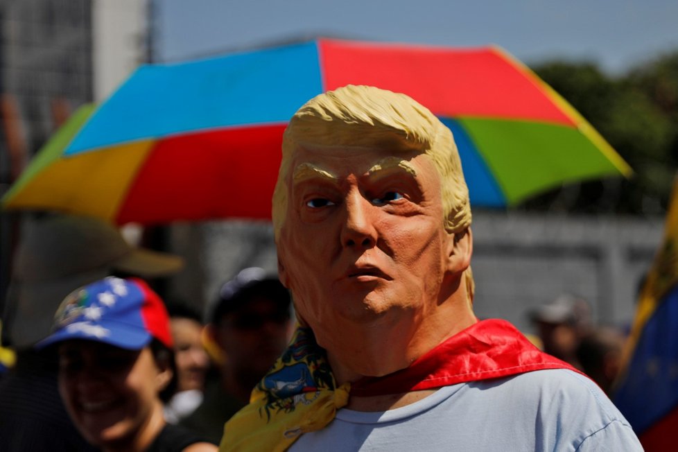 Pošle Trump armádu do Venezuely? Vidí to jako jednu z možností.