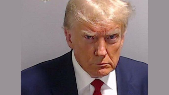 Trumpův úřední portrét z věznice.