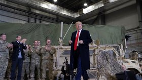 Prezident Trump překvapivě navštívil americké vojáky v Afghánistánu na základně Bagram (28. 11. 2019).
