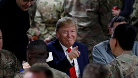 Prezident Trump překvapivě navštívil americké vojáky v Afghánistánu na základně Bagram (28. 11. 2019)