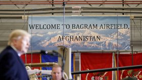 Prezident Trump překvapivě navštívil americké vojáky v Afghánistánu na základně Bagram (28. 11. 2019)