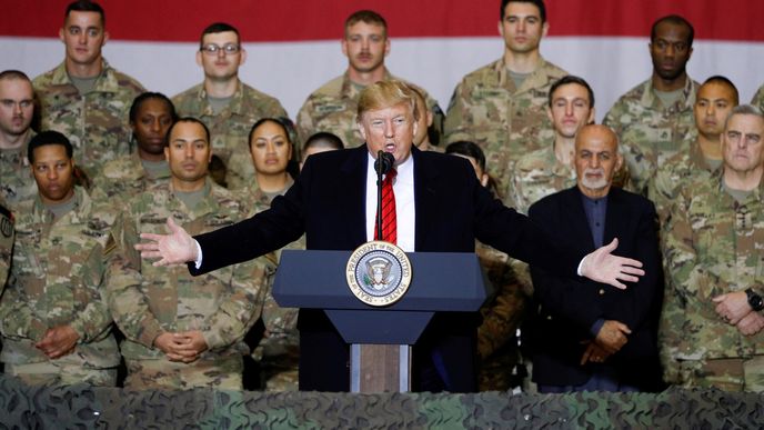 Prezident Donald Trump na loňské návštěvě amerických vojáků v Afghánistánu