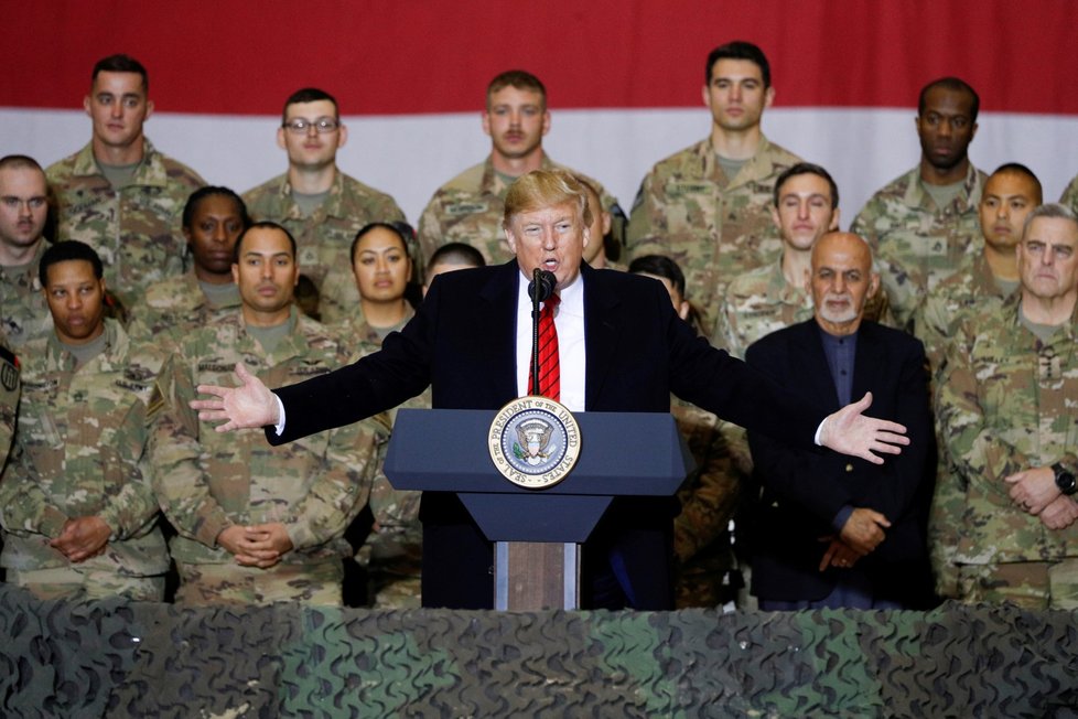 Prezident Trump překvapivě navštívil americké vojáky v Afghánistánu na základně Bagram (28. 11. 2019)