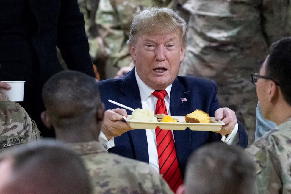 Prezident Trump překvapivě navštívil americké vojáky v Afghánistánu na základně Bagram (28. 11. 2019)