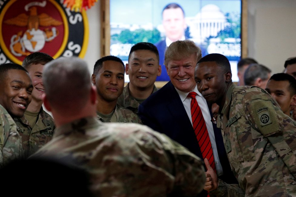 Prezident Trump překvapivě navštívil americké vojáky v Afghánistánu na základně Bagram (28. 11. 2019)