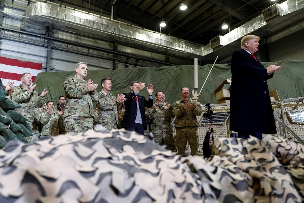 Prezident Trump překvapivě navštívil americké vojáky v Afghánistánu na základně Bagram (28. 11. 2019).