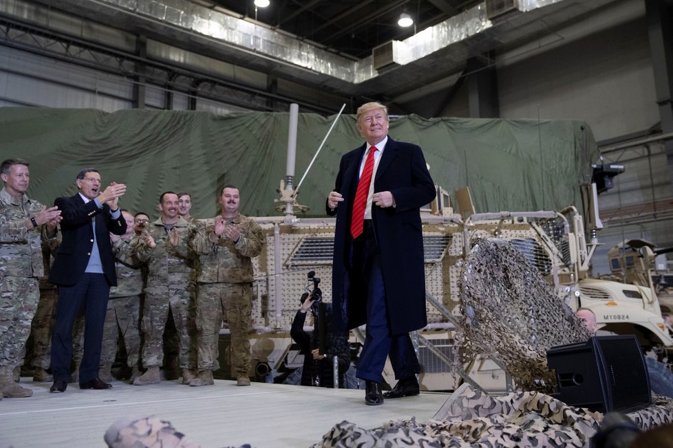 Prezident Trump překvapivě navštívil americké vojáky v Afghánistánu na základně Bagram (28. 11. 2019).