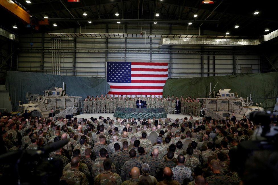 Prezident Trump překvapivě navštívil americké vojáky v Afghánistánu na základně Bagram (28. 11. 2019)